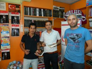 (Özel Haber) Kitap Satışı İçin İlginç Kampanya: Kitap Alana Çay Bedava
