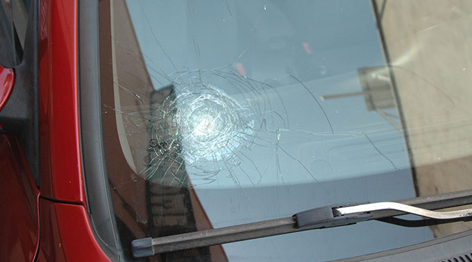 Serseri Kurşun Otomobilin Camını Parçaladı