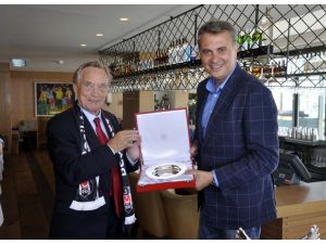 Beşiktaştan, Arsenal Yöneticileri Ve Uefa Delegelerine Yemek