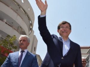 Başbakan Davutoğlu Tezahüratlarına Yanıt Verdi