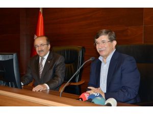 Davutoğlu: Bize Dönen Herkesin Kimliğine Bakmadan Yardım Etmeyi Tarihi Bir Borç Biliriz