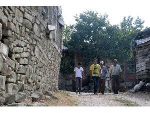 (Özel Haber) Heyelan Tehlikesi Köy Taşıttırıyor