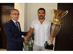Kırkpınar Başpehlivanı Fatih Atlı, Emniyet Müdürü Yuvuzu Ziyaret Etti