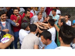 Tanju Çolak Hakkari Sokaklarında Top Dağıttı