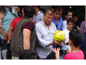 Eski Yıldız Futbolcu Hakkari Sokaklarında Top Dağıttı