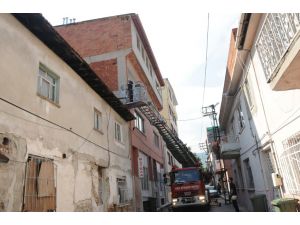 İtfaiye Ve Polis Mahsur Kalan Kedi İçin Seferber Oldu