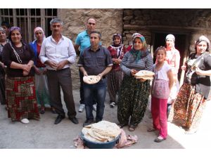Hakkari’de Ezidi Göçmenler İçin 50 Tandırda Ekmek Pişirildi