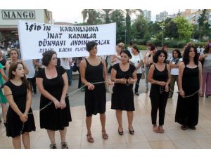 Işidi Kendilerini Zincirleyerek Protesto Ettiler