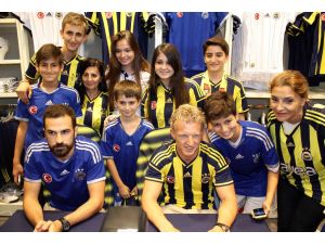 Dırk Kuyt Ve Serdar Kesimal Taraftarlara İmza Dağıttı