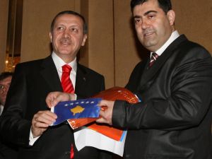 Cumhurbaşkanı Seçilen Erdoğana İlk Ödül Kosovadan