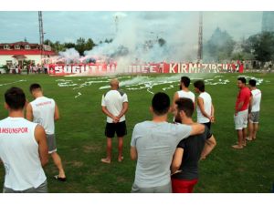 Samsunspor’a Taraftardan Meşaleli Moral