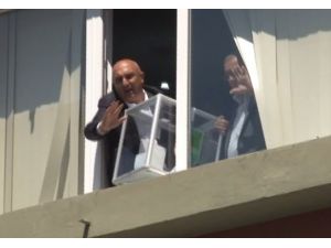 Chp’li Vekil Polisi Görünce Sandığa Sarıldı