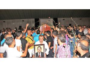 Sevilen Turizmcinin Cenazesinde Karanfil Yağmuru
