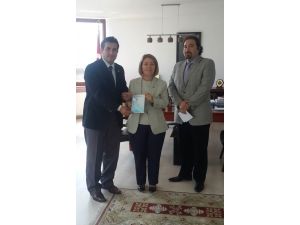 Türk Emniyet Müdürü Ertuğrul Eriz Kosova’da Şiir Kitabı Yayımladı