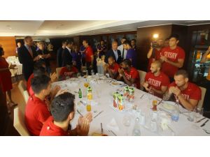 Galatasaray Yönetiminden Takıma Moral Ziyareti