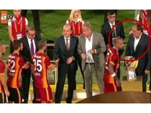 Elini Yine Sıkmadı