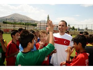 Futbol Köyünün Elçisi Emre Aşık, Erzurum Tff Ülker Futbol Köyünde