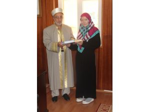 Sevdiği Genç İle Evlenebilmek İçin Müslüman Oldu