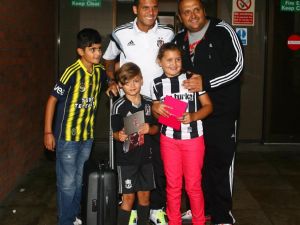 Beşiktaşı İngilterede Taraftarlar Karşıladı