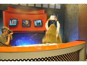 Canlı Yayında Filistin’e Destek İçin Başından Aşağı Bir Kova Kum Döktü