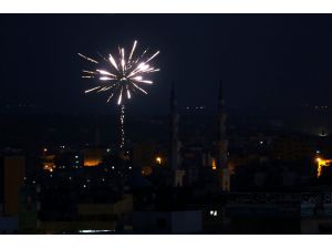 Gazzeliler İsrail’le Yapılan Ateşkesi Sokaklara Çıkarak Kutladı