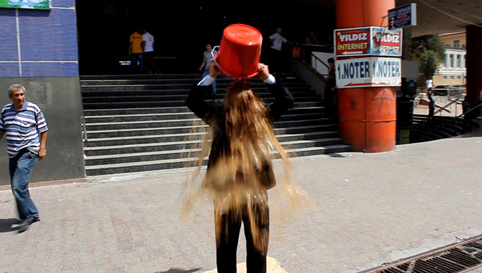 Gazze İçin Kafasından Aşağı Çamurlu Su Döktü