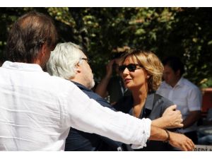 Gülse Birsel Annesini Gözyaşları İçinde Uğurladı