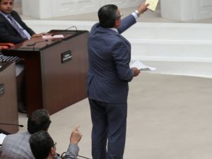 Meclis Başkanına İçtüzük Kitapçığı Fırlattı