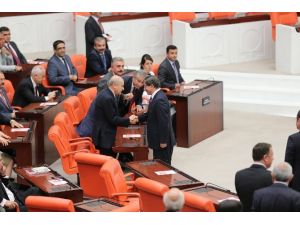 Bahçeli Ve Demirtaş’la Tokalaştı