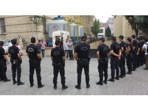 13 Polis Adliyede