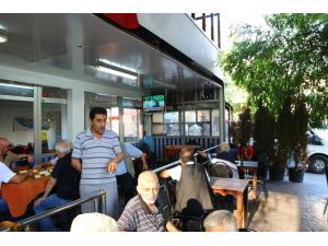Kasımpaşalılar Devir Teslim Törenini Kahvehanelerden İzledi