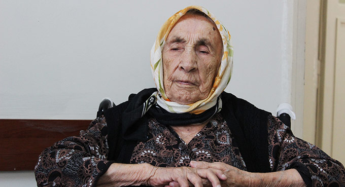 92 Yaşındaki Annelerini Sokağa Attılar  