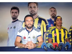 Gökhan Gönül Ve Alves Taraftarların Formalarını İmzaladı