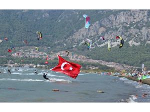 Zaferi Denizde Kutladılar