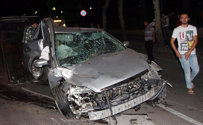 Bu Otomobilden Sağ Çıktı  