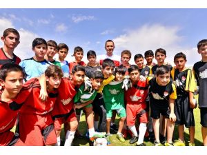 Futbol Köylerinin Elçisi Emre Aşık Oldu