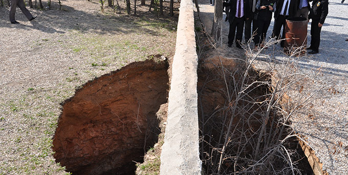 Bahçesinde Obruk Oluşan Okula Kapatın Raporu