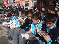 Kampanyaya Okuyarak Destek Verdiler