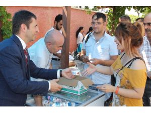 Öğrencilere Dondurmalı Karşılama