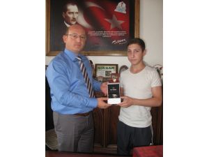 Olimpiyat Üçüncüsü Güreşçiye Başkandan Ödül