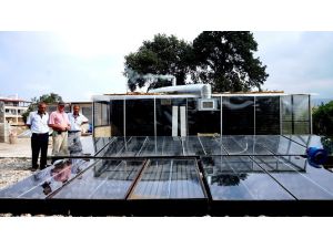 Güneş Enerjisi İle 36 Saatte Üzüm Kurutuluyor