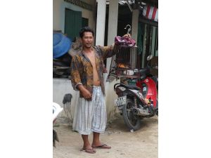 Müslüman, Budist Ve Hristiyan Tailer Aynı Mahallede Yaşıyor