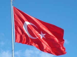 Türk Bayrağına Çirkin Saldırı