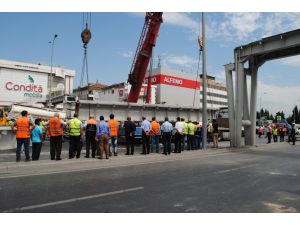Çöken Üst Geçit Vinç Yardımıyla Kaldırıldı