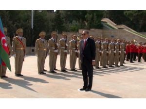 Haydar Aliyev’in Kabrini Ziyaret Etti