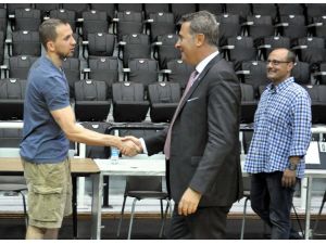 Fikret Ormandan Basketbol Takımına Ziyaret
