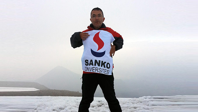 Sanko Üniversitesi Bayrağı Ağrı Dağı’nın Zirvesinde