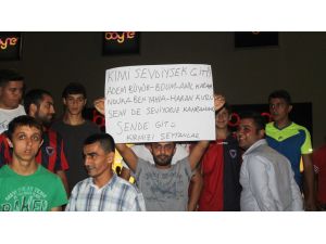 Mersin İdmanyurdulu Taraftarlar Yönetimi Protesto Etti