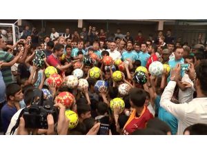 Futbolun Efsane Yıldızları Halı Sahada Maç Yaptı