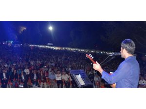 Uğur Işılak Dombıra İle Coşturdu